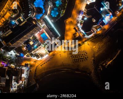 Bella vista aerea della città illuminata notte con luci, Tenerife, Canarie Foto Stock