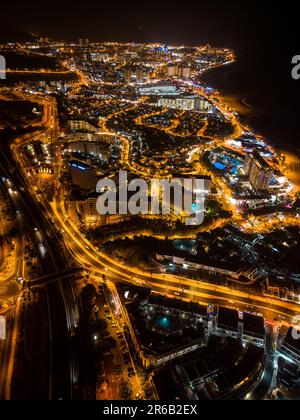 Bella vista aerea della città illuminata notte con luci, Tenerife, Canarie Foto Stock