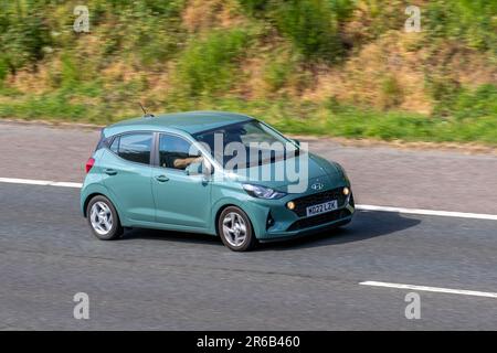 2022 Green Hyundai I10 se Connect MPI, I10 benzina Hatchback 1197 cc; viaggia a velocità sostenuta sull'autostrada M6 a Greater Manchester, Regno Unito Foto Stock