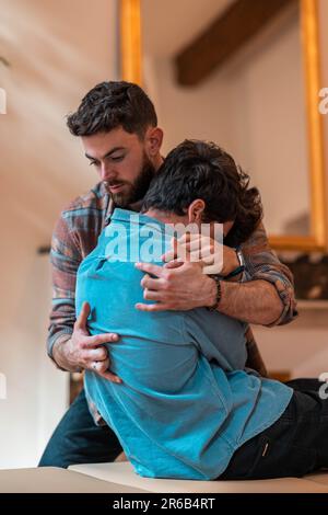 Tre colleghi celebrano il successo in ufficio Foto Stock