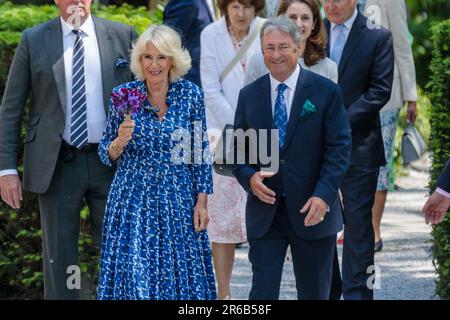 The Garden Museum, Londra, Regno Unito. 8th giugno 2023. Sua Maestà la Regina, scortata da Alan Titchmarsh, visita il Garden Museum per aprire l'annuale British Flowers Week Exhibition. Foto di Amanda Rose/Alamy Live News Foto Stock