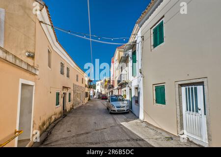 Strada nel villaggio di Spartylas, zona del monte Pantokrator, isola di Corfù, Grecia Foto Stock