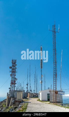 Torri di telecomunicazioni in cima al Monte Pantokrator, isola di Corfù, Grecia Foto Stock