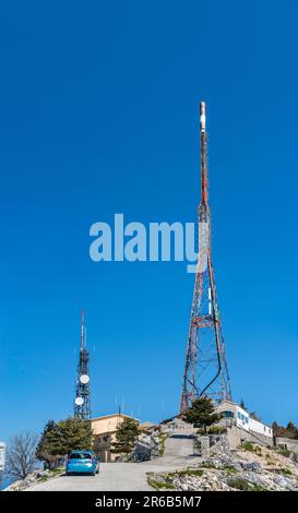 Torri di telecomunicazioni in cima al Monte Pantokrator, isola di Corfù, Grecia Foto Stock