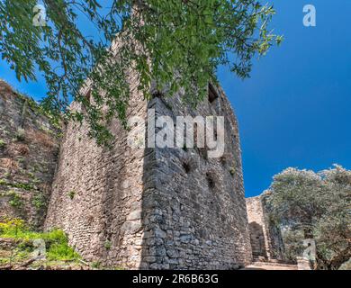 Torre rettangolare all'ingresso del castello di Kassiopi, isola di Corfù, Grecia Foto Stock