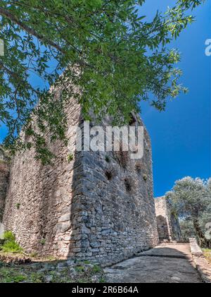 Torre rettangolare all'ingresso del castello di Kassiopi, isola di Corfù, Grecia Foto Stock