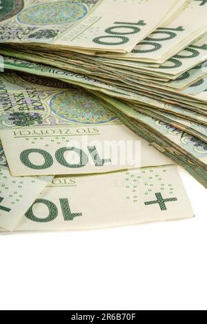Una grande pila di banconote polacche da 100 zloty su sfondo bianco. Sinonimo di ricchezza e abbondanza. Foto Stock