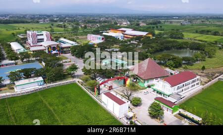 (230608) -- JAKARTA, 8 giugno 2023 (Xinhua) -- questa foto aerea scattata il 7 giugno 2023 mostra il Politecnico ferroviario indonesiano a Madiun, Giava Orientale, Indonesia. Attualmente in Indonesia è in corso la messa in servizio e il collaudo congiunto della ferrovia ad alta velocità (HSR) Jakarta-Bandung. È in corso anche la formazione del personale relativa al funzionamento della ferrovia ad alta velocità Jakarta-Bandung. Il primo corso di formazione per il personale operativo e di manutenzione della ferrovia ad alta velocità Jakarta-Bandung è iniziato a febbraio con oltre 170 studenti indonesiani iscritti. La durata del tirocinio teorico Foto Stock