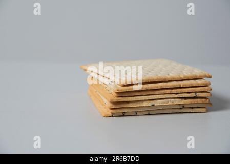 Pezzi di pane essiccato su un fondo bianco. Dieta sana. Dieta pane Foto Stock