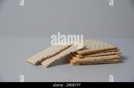 Pezzi di pane essiccato su un fondo bianco. Dieta sana. Dieta pane Foto Stock