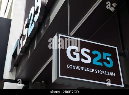 Ho Chi Minh City, Vietnam - 4 giugno 2023: Cartello informativo blu e nero con il logo GS25 su un minimarket. Pubblicità Lightbox all'esterno di un groc Foto Stock