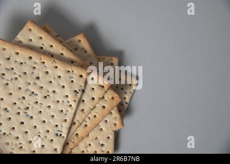 Pezzi di pane essiccato su un fondo bianco. Dieta sana. Dieta pane Foto Stock