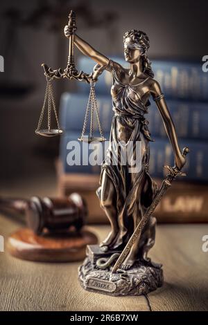 Statuto della giustizia e libri di legge sullo sfondo. Foto Stock