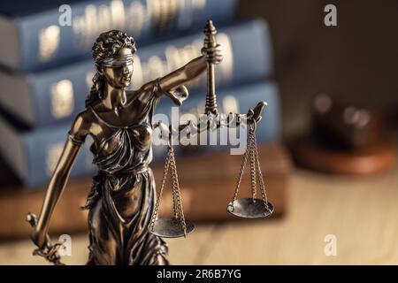 Statuto della giustizia e libri di legge sullo sfondo. Foto Stock