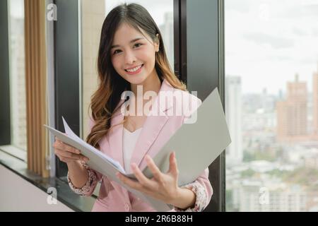 Ritratto di una donna d'affari che lavora in un ufficio moderno Foto Stock