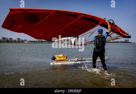 AMSTERDAM - Plastic Soup Surfer Merijn Tinga prima del suo viaggio di surf di 1800km 30 giorni da Oslo a Londra, dove incontrerà il Ministro britannico dell'ambiente. Lo scopo del viaggio è quello di introdurre rapidamente un deposito nel Regno Unito. ANP KOEN VAN WEEL netherlands out - belgium out Foto Stock