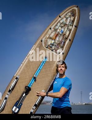 AMSTERDAM - Plastic Soup Surfer Merijn Tinga prima del suo viaggio di surf di 1800km 30 giorni da Oslo a Londra, dove incontrerà il Ministro britannico dell'ambiente. Lo scopo del viaggio è quello di introdurre rapidamente un deposito nel Regno Unito. ANP KOEN VAN WEEL netherlands out - belgium out Foto Stock