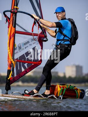 AMSTERDAM - Plastic Soup Surfer Merijn Tinga prima del suo viaggio di surf di 1800km 30 giorni da Oslo a Londra, dove incontrerà il Ministro britannico dell'ambiente. Lo scopo del viaggio è quello di introdurre rapidamente un deposito nel Regno Unito. ANP KOEN VAN WEEL netherlands out - belgium out Foto Stock