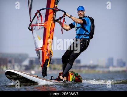 AMSTERDAM - Plastic Soup Surfer Merijn Tinga prima del suo viaggio di surf di 1800km 30 giorni da Oslo a Londra, dove incontrerà il Ministro britannico dell'ambiente. Lo scopo del viaggio è quello di introdurre rapidamente un deposito nel Regno Unito. ANP KOEN VAN WEEL netherlands out - belgium out Foto Stock