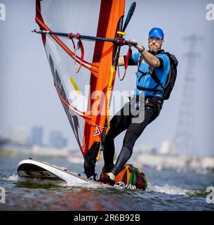 AMSTERDAM - Plastic Soup Surfer Merijn Tinga prima del suo viaggio di surf di 1800km 30 giorni da Oslo a Londra, dove incontrerà il Ministro britannico dell'ambiente. Lo scopo del viaggio è quello di introdurre rapidamente un deposito nel Regno Unito. ANP KOEN VAN WEEL netherlands out - belgium out Foto Stock