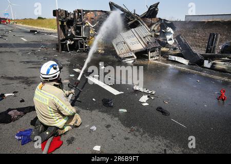 HAZELDONK - la A16 tra Breda e il confine belga è chiusa in entrambe le direzioni perché un camion era in fiamme, il ANWB riferisce. L'incendio è iniziato dopo un incidente che ha coinvolto due carrelli. C'è un ingorgo di 11 chilometri. Il traffico viene deviato tramite la A58 e la A4. I vigili del fuoco sono occupati a spegnere l'incendio. ANP RAMON MANGOLD olanda fuori - belgio fuori Foto Stock