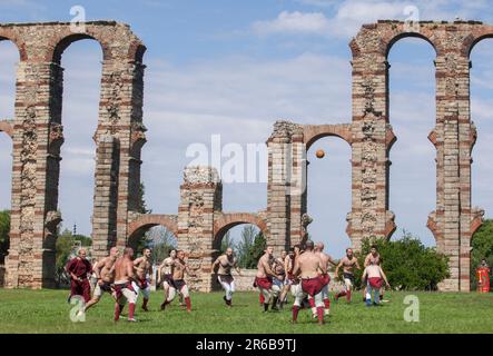 Merida, Spagna - 3th giugno 2023: Rievocazione della partita di Harpastum, calcio romano antico. Emerita Ludica Festival, Merida, Spagna Foto Stock