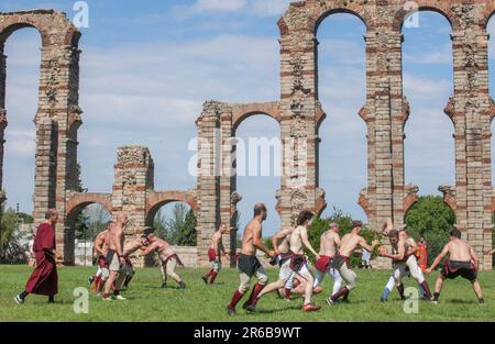 Merida, Spagna - 3th giugno 2023: Rievocazione della partita di Harpastum, calcio romano antico. Emerita Ludica Festival, Merida, Spagna Foto Stock