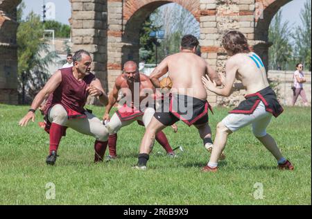 Merida, Spagna - 3th giugno 2023: Rievocazione della partita di Harpastum, calcio romano antico. Emerita Ludica Festival, Merida, Spagna Foto Stock