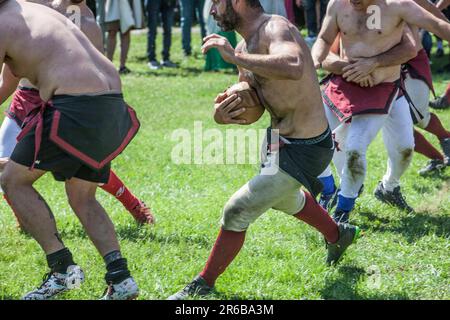 Merida, Spagna - 3th giugno 2023: Rievocazione della partita di Harpastum, calcio romano antico. Emerita Ludica Festival, Merida, Spagna Foto Stock