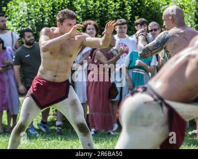 Merida, Spagna - 3th giugno 2023: Rievocazione della partita di Harpastum, calcio romano antico. Emerita Ludica Festival, Merida, Spagna Foto Stock