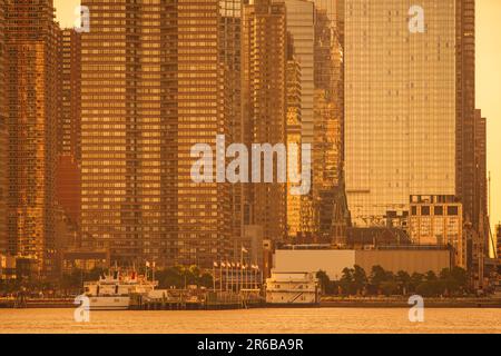 New York City Orange nebbia foschia nell'aria dagli incendi canadesi Foto Stock