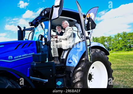 Flen, Svezia. 08th giugno, 2023. Re Carlo XVI Gustaf a Stenhammarhagen, organizzato dall'Università svedese di Scienze agricole e dall'amministrazione immobiliare di Stenhammar a Flen, Svezia, 8 giugno 2023. Sua Maestà guida un trattore a gas con Bernt Seger di Axima. Foto: Jonas Ekströmer/TT/code 10030 Credit: TT News Agency/Alamy Live News Foto Stock