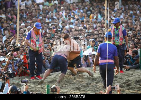 Chittagong, Bangladesh. 25th Apr, 2023. Abdul Jabbar, un residente della zona Badarpati di Chittagong, ha iniziato questo Boli khela (un concorso di wrestling) a. Foto Stock