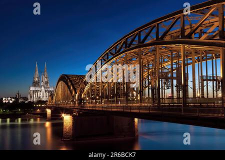 Paesaggio urbano notturno di Colonia: Cattedrale di Colonia e Ponte Hohenzollern sul Reno Foto Stock