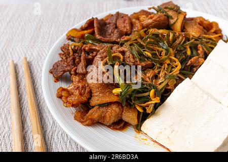 Tofu e pasta di peperoncino rosso saltata con pasta di maiale Foto Stock