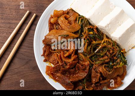 Tofu e pasta di peperoncino rosso saltata con pasta di maiale Foto Stock