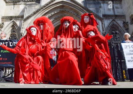 Londra, Regno Unito. 08th giugno, 2023. Durante la manifestazione si esibiscono i manifestanti della ribellione che indossano costumi rossi, noti come la Brigata del ribelle Rosso. I manifestanti del clima si sono riuniti al di fuori della Royal Courts of Justice durante la revisione giudiziaria del permesso di pianificazione per il petrolio e il gas del Regno Unito per esplorare per i combustibili fossili vicino al villaggio di Dunsfold. Credit: SOPA Images Limited/Alamy Live News Foto Stock