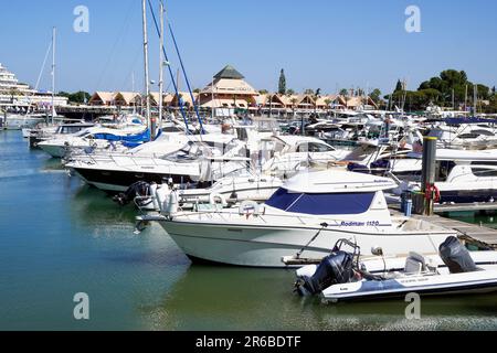 Porto turistico e porto di Vilamoura con barche private e yacht, Algarve, Portogallo, Europa. Foto Stock