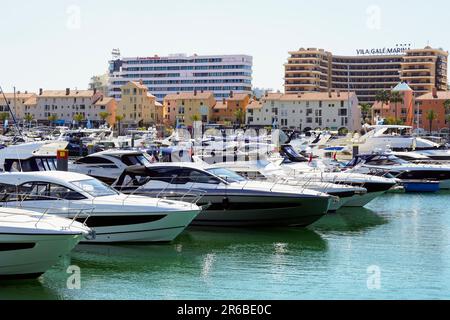 Porto turistico e porto di Vilamoura con barche private e yacht, Algarve, Portogallo, Europa. Foto Stock