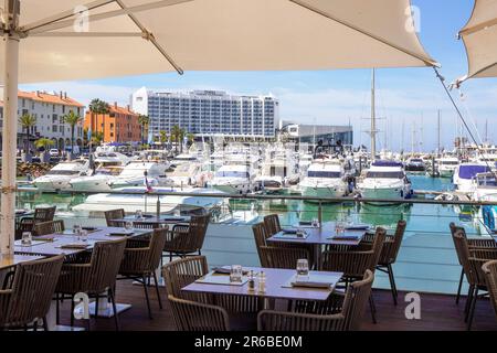 Porto turistico e porto di Vilamoura con barche private e yacht, Algarve, Portogallo, Europa. Foto Stock