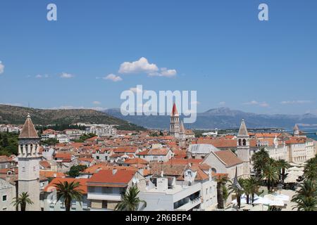 Città vecchia di Trogir in Dalmazia, Croazia. Centro storico di Traù. Vicino a Spalato in Croazia. La pittoresca e storica città di Trogir nei Balcani, Dalmazia, Cr Foto Stock