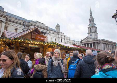 I mercatini di Natale si trovano a Trafalgar Square, nel centro di Londra. Foto Stock