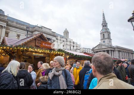 I mercatini di Natale si trovano a Trafalgar Square, nel centro di Londra. Foto Stock