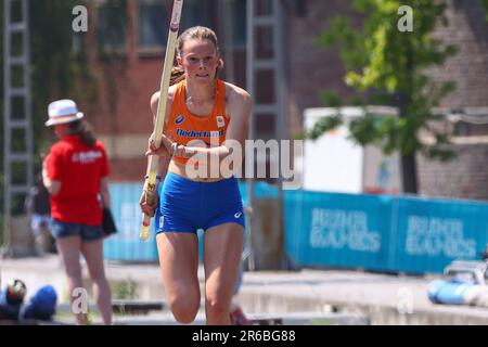 Elise de Jong (NED) nella pole-volta Under 18. Duisburg, Germania 08.06.2023. Giorno 1 dei Giochi della Ruhr 23. Nel corso di quattro giorni, gli atleti dilettanti competono in discipline che vanno dal DMX al polo dell'acqua. Credit: NewsNRW / Alamy Live News Foto Stock