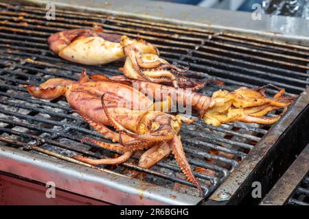 Washington, DC - Squid sulla griglia in un'area ristoro al Fiesta Asia Street Fair. Il festival annuale offre intrattenimento e cibo da più tha Foto Stock
