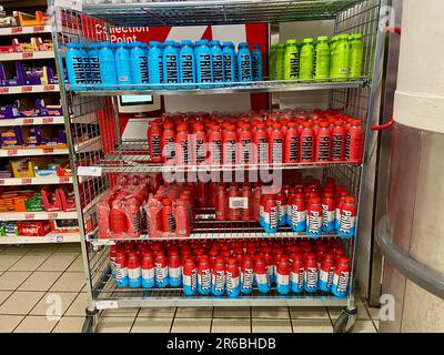 La società di vendita rapida KSI logan paul ha inventato bevande di prima marca in bottiglie di plastica in rack a sainsburys londra inghilterra regno unito Foto Stock