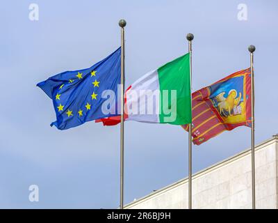 Venezia, Italia - 10 gennaio 2017: City Lion Bandiere italiane ed europee insieme a Venezia, Italia. Foto Stock