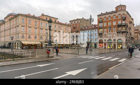 Trieste, Italia - 13 gennaio 2017: Piazza Ponte Rosso nella fredda giornata invernale nel centro della città. Foto Stock