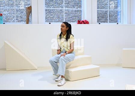 Le opere d'arte esposte quest'anno includono un enorme mobile sospeso in pasta di legno, un dipinto tie-dye alto quasi tre metri in inchiostri colorati che appaiono quasi da sogno, e grandi dipinti di regni abbandonati surrealisti. Sarà esposta una varietà di opere in diversi mezzi di comunicazione e la mostra racchiude l’approccio unico e sperimentale di ogni studente alla creazione artistica. Le scuole RA sono state parte integrante della Royal Academy fin dalla sua fondazione nel 1768, offrendo l'unico programma gratuito di post-laurea triennale in Europa. Si svolge dal 8 giugno -25 giugno 2023 alla Royal Academy ... Foto Stock