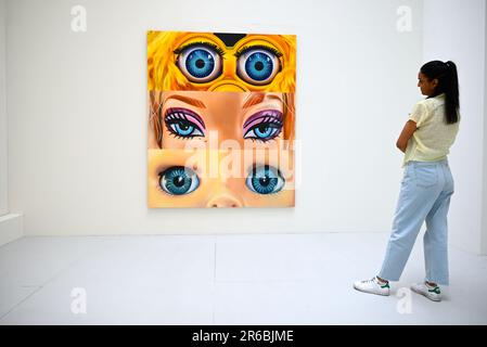 Le opere d'arte esposte quest'anno includono un enorme mobile sospeso in pasta di legno, un dipinto tie-dye alto quasi tre metri in inchiostri colorati che appaiono quasi da sogno, e grandi dipinti di regni abbandonati surrealisti. Sarà esposta una varietà di opere in diversi mezzi di comunicazione e la mostra racchiude l’approccio unico e sperimentale di ogni studente alla creazione artistica. Le scuole RA sono state parte integrante della Royal Academy fin dalla sua fondazione nel 1768, offrendo l'unico programma gratuito di post-laurea triennale in Europa. Si svolge dal 8 giugno -25 giugno 2023 alla Royal Academy ... Foto Stock